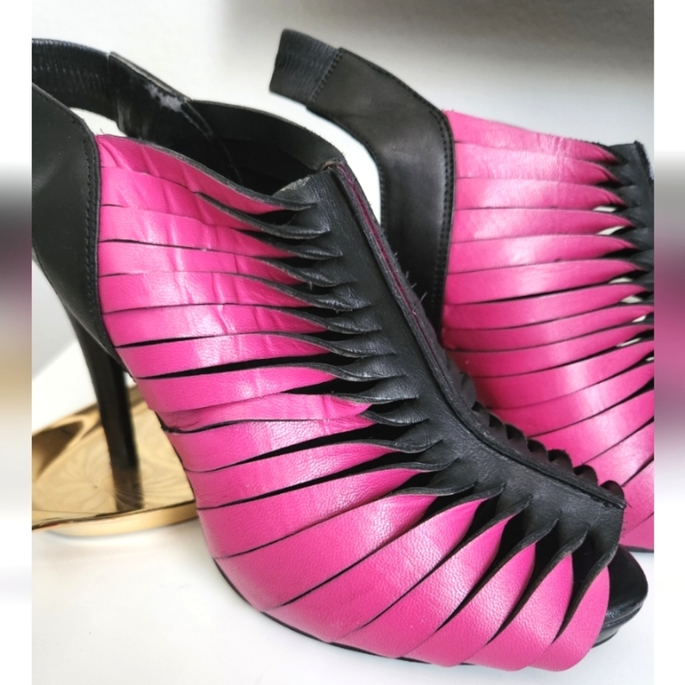 NWOT BCBG Fushia and Black Leather Twist Platform Open-toe Sandal Heels